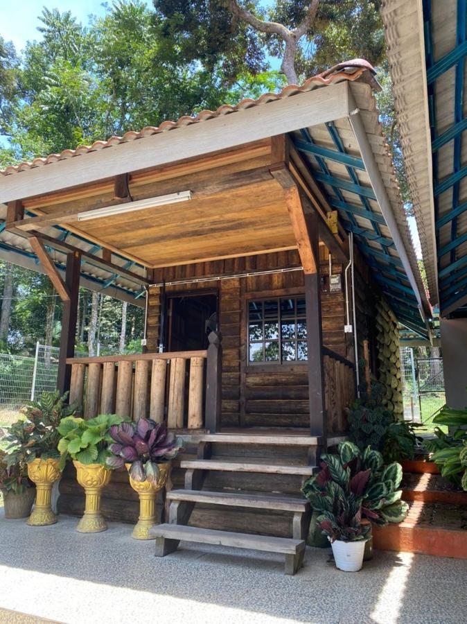 Homestay Dusun Ana Balun Слим Ривър Екстериор снимка